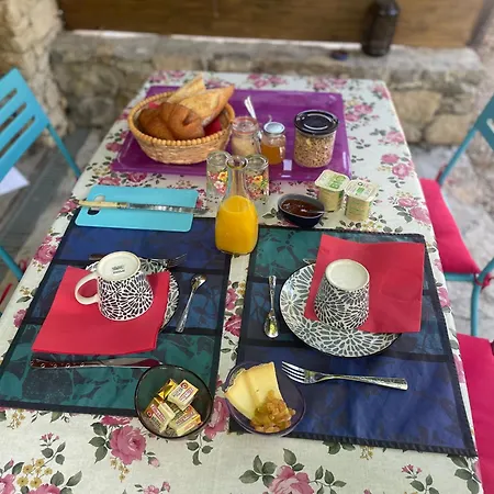La Chambre Haute, sa kitchenette, son spa et son jardin à Nîmes-2